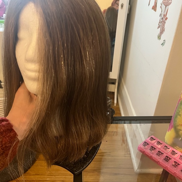 Real hair wig. Very cute. Can be styled curly or straight. - Picture 2 of 8